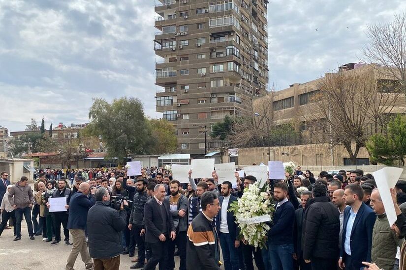وقفة تضامنية لاتحاد طلبة سوريا أمام السفارة الروسية بدمشق تنديدا بهجوم كروكوس الإرهابي