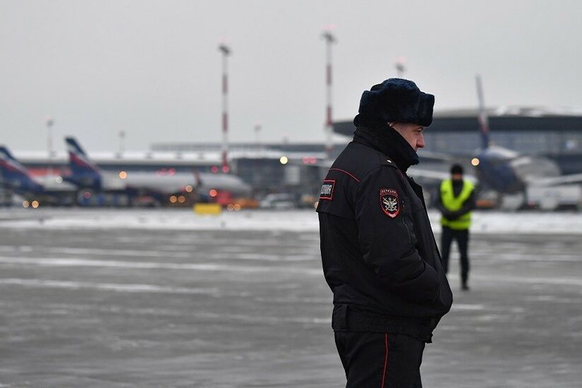 دعابة غير موفقة.. راكبة في أحد مطارات موسكو تعلن وجود قنبلة في حقيبة ظهرها