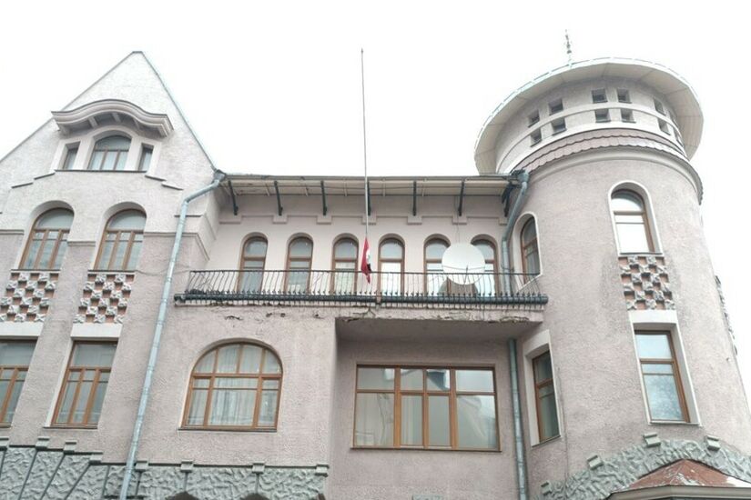 السفارة السورية في موسكو تنكس العلم الوطني حدادا على ضحايا هجوم كروكوس الإرهابي