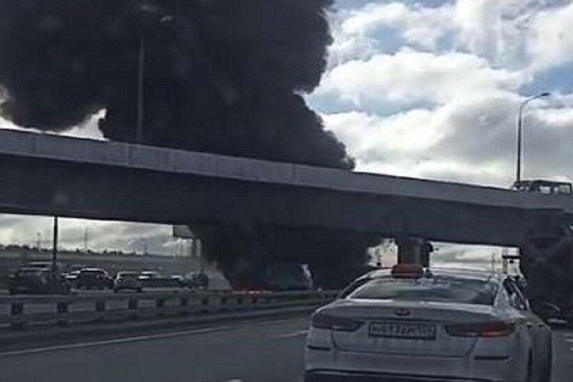 اشتعال النيران في حافلة وشاحنة بعد حادث مروري في موسكو