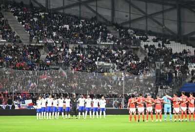 منتخبا فرنسا وتشيلي يقفان دقيقة صمت حدادا على أرواح ضحايا هجوم كروكوس