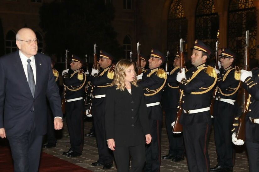 ميقاتي يتعرض لموقف محرج.. قبّل امرأة ظنا أنها رئيسة وزراء إيطاليا