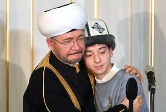 أنقذ حياة 100 شخص.. الهيئة الروحية لمسلمي روسيا تمنح إسلام خليلوف وسام الاستحقاق