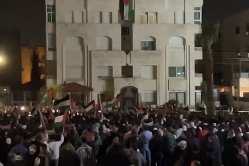 مظاهرات حاشدة أمام السفارة الإسرائيلية في الأردن تنديدا بالحرب على غزة