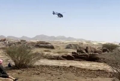 السعودية.. طائرة هليكوبتر تنقذ شخصين علقا فوق الصخور جراء الفيضانات