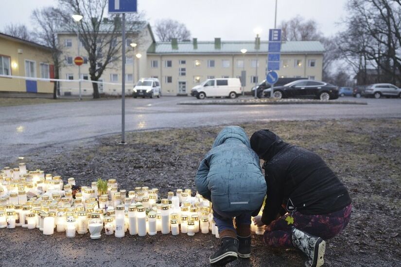 فنلندا تنكس الأعلام بعد حادث إطلاق النار في مدرسة