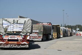 وسائل إعلام إسرائيلية: السماح بمرور الشاحنات الأردنية المحملة بالمساعدات إلى غزة برا
