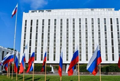 السفارة الروسية: واشنطن تستخدم شعارات معادية للروس لتبرير خططها لعسكرة الفضاء