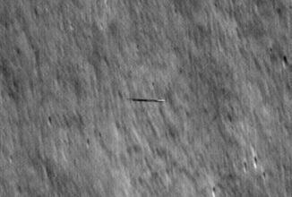 ناسا تنشر صور جسم غامض يتحرك بسرعة حول القمر وتكشف حقيقته