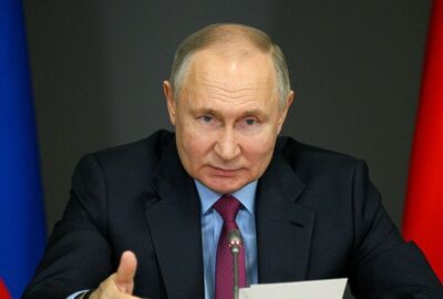 رئيسة لجنة الانتخابات المركزية الروسية تمنح بوتين بطاقة الرئيس