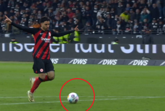 عمر مرموش يحتفل بهدفه في شباك أوغسبورغ قبل تسديده الكرة على المرمى
