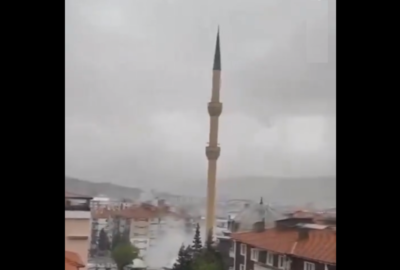 بالفيديو.. مئذنة ضخمة تهوي بسبب العاصفة وسط تركيا