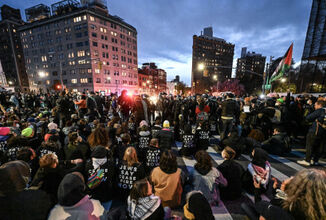 اعتقال أكثر من 100 متظاهر خارج منزل تشاك شومر في مدينة نيويورك