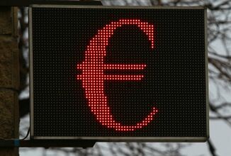 في بورصة موسكو.. اليورو يتراجع أمام الروبل الروسي إلى دون 99 روبلا