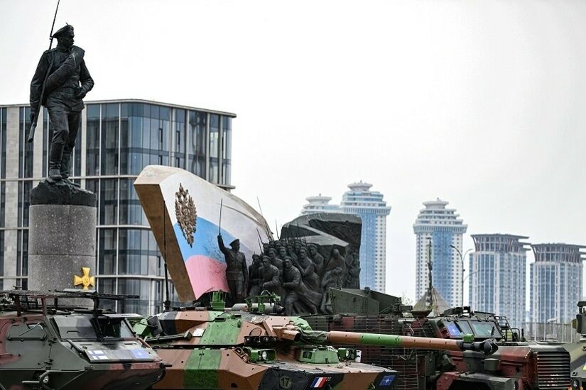 الجيش الروسي يعزز معرض غنائمه من أسلحة الناتو بدبابة ليوبارد ألمانية