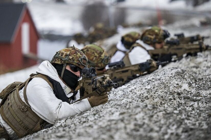 قوات الناتو تتدرب في غابات لاتفيا على صد هجوم مفترض