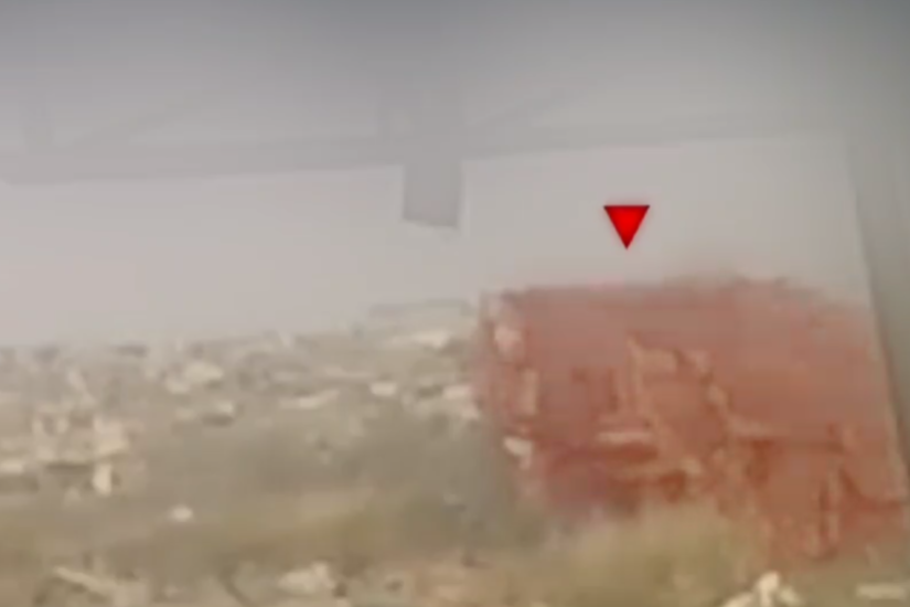 أصابتها بشكل مباشر..القسام تعرض مشاهد من استهدافها لجرافة إسرائيلية بقذيفة الياسين 105