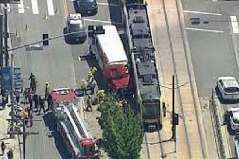 إصابة 55 شخصا على الأقل جراء اصطدم قطار بحافلة في لوس أنجلوس