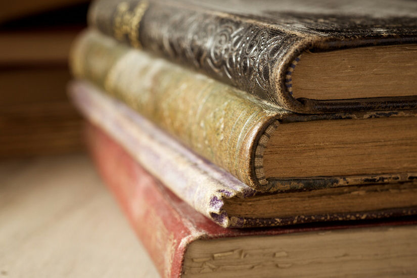 تحذيرات من علامات في كتبك القديمة قد تعني أنها سامة عند اللمس