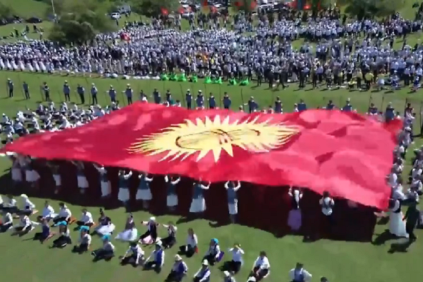 شاحنة آيس كريم تصدم عشرات الأطفال في قرغيزستان أثناء احتفال في الهواء الطلق