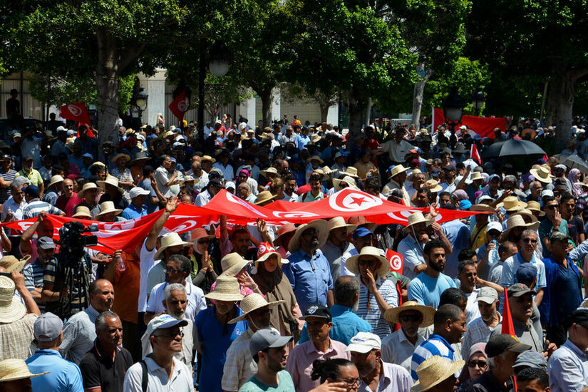 احتجاجات وسط تونس تطالب بـالإجلاء السريع لآلاف المهاجرين المتحدرين من جنوب الصحراء