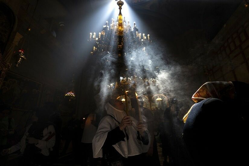 الأرثوذكس الشرقيون يحتفلون بمراسم النار المقدسة في القدس