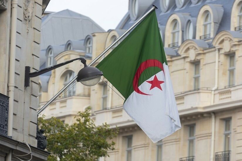 الجزائر تعدل قانون العقوبات.. المؤبد لمسربي معلومات أو وثائق سرية عن الأمن والدفاع عبر مواقع التواصل