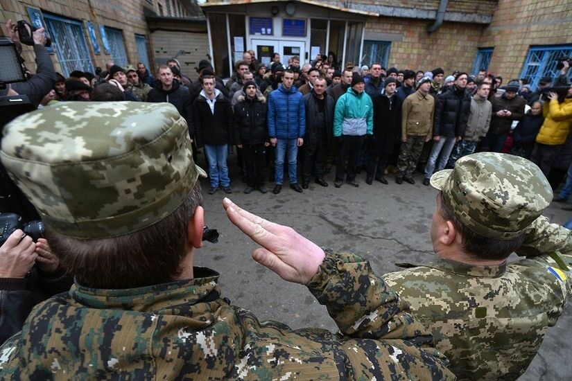 فايننشال تايمز تكشف سبب رفض تسريح العسكريين الأوكرانيين بعد خدمة 36 شهرا