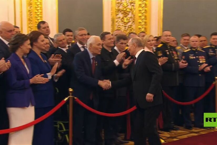 بوتين يتوقف أثناء مراسم تنصيبه ليصافح ضيفا بين الحضور.. فمن هو؟