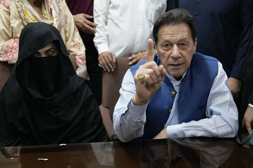 كشف وثائق سرية وزواج غير قانوني.. نقل زوجة رئيس الوزراء الباكستاني السابق عمران خان إلى السجن
