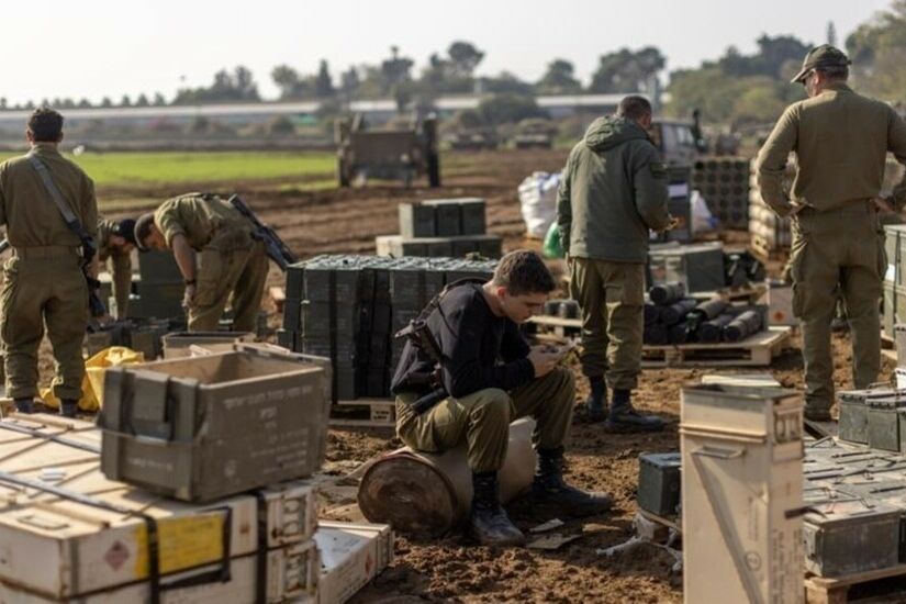 مسؤولون إسرائيليون يعربون عن خشيتهم من تبعات تعليق شحنة الأسلحة الأمريكية على صفقة الرهائن