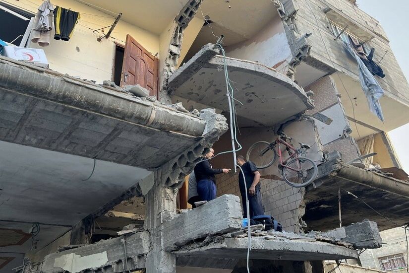 الجيش الإسرائيلي ينسف مباني في مدينة رفح جنوبي قطاع غزة