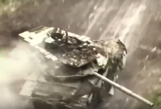 دبابة T-90M الروسية تستعرض قدراتها في مقاومة ضربات الدرونات الانتحارية