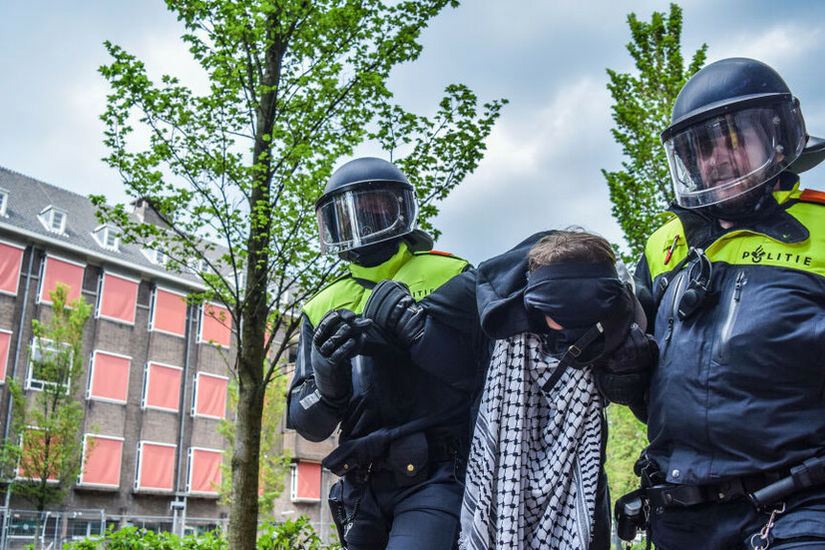 جامعة أمستردام تعلّق الدراسة بعد اندلاع أعمال عنف خلال مسيرة مناصرة لفلسطين