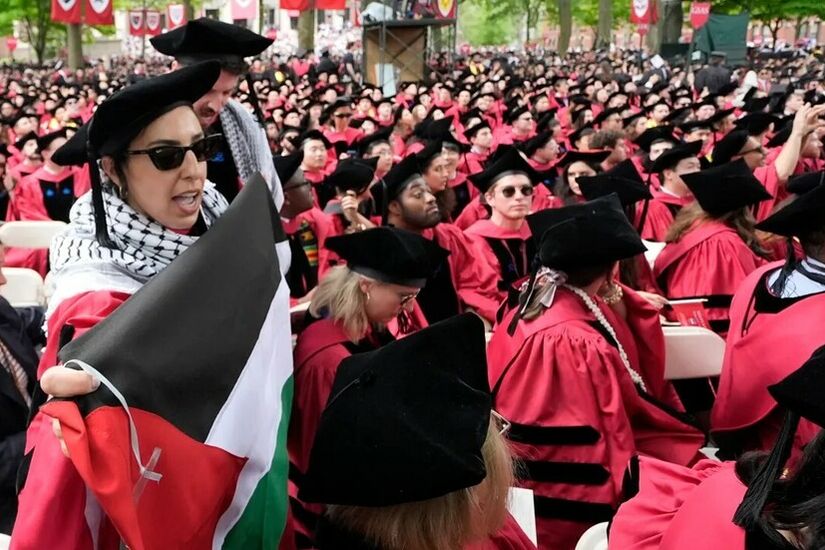 بالفيديو.. مجموعة من الطلاب يغادرون حفل تخرجهم بجامعة هارفارد ويهتفون فلسطين حرة