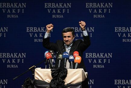 أحمدي نجاد يعلن ترشحه للانتخابات الرئاسية في إيران