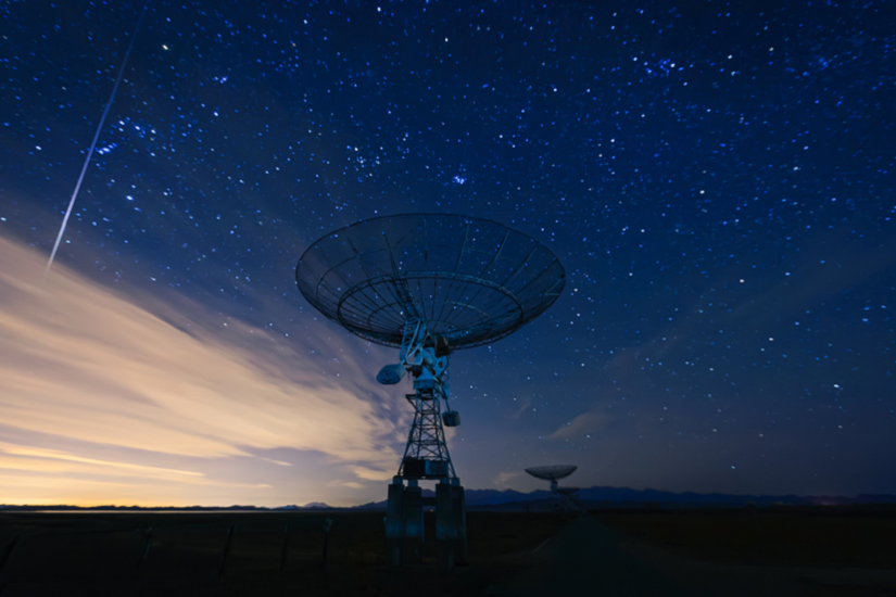 دراسة جديدة تشير إلى أصل غير متوقع لإشارات الراديو الغامضة القادمة من أعماق الفضاء