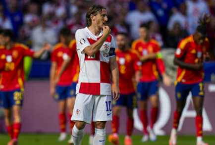 أول تعليق لمودريتش بعد سقوط كرواتيا بثلاثية أمام إسبانيا