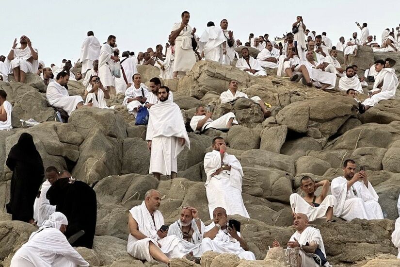 الإعلامية والمطربة المصرية منى عبد الغني تنهار باكية أثناء أداء مناسك الحج على جبل عرفات