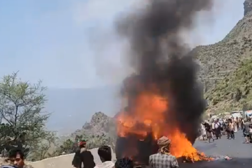 الجثث تفحمت.. مصرع 9 أشخاص في احتراق باص يقل مسافرين وسط اليمن