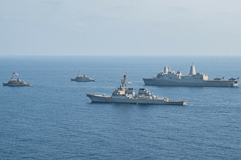القيادة المركزية الأمريكية: طاقم السفينة الأوكرانية تخلى عنها بعد هجوم حوثي