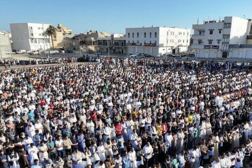 الليبيون يؤدون صلاة عيد الأضحى في مدن درنة وطرابلس وسط مراسم إحياء ذكرى ضحايا فيضان دانيال