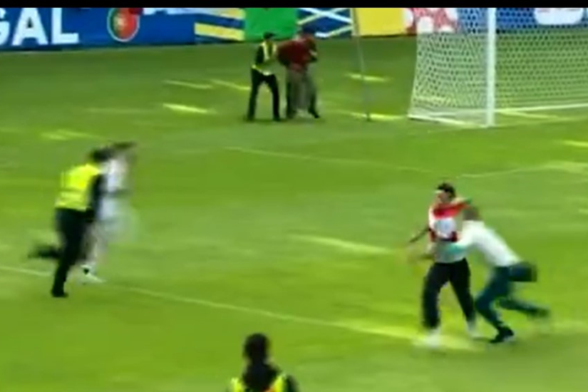 حارس مرمى البرتغال يتصدى لهجوم من أحد المشجعين على رونالدو في ألمانيا