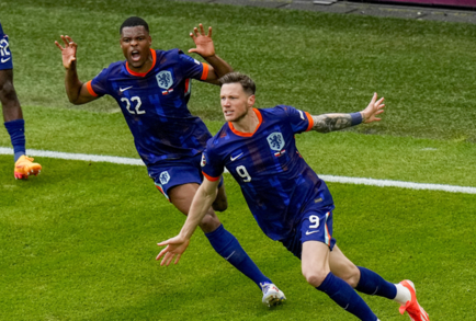 هولندا تفتتح مشوارها في كأس أوروبا بفوز ثمين على بولندا