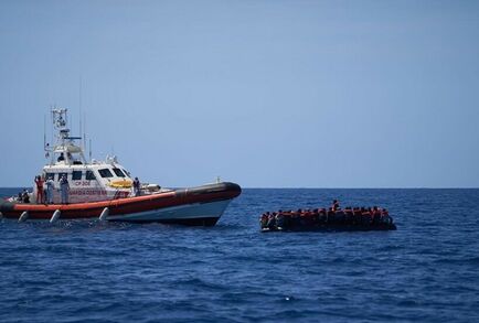 بينهم جنسيات من 3 دول عربية.. مصرع 11 وفقدان أكثر من 60 بعد غرق قاربي مهاجرين قبالة إيطاليا
