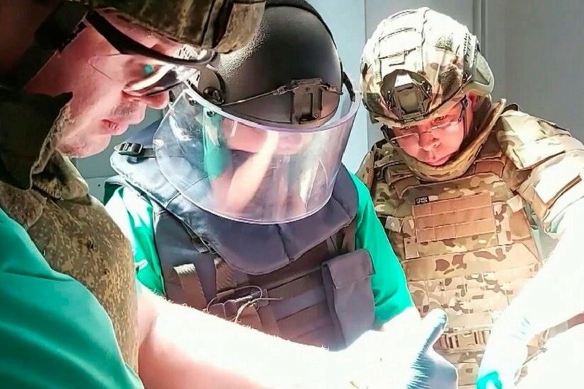 الجراحون العسكريون الروس ينقذون حياة جندي تصدى لمسيرة معادية بيده