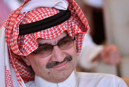 السعودية.. الأمير الوليد بن طلال يقدم هدية غير متوقعة لبائعة شاي ويثير تفاعلا كبيرا