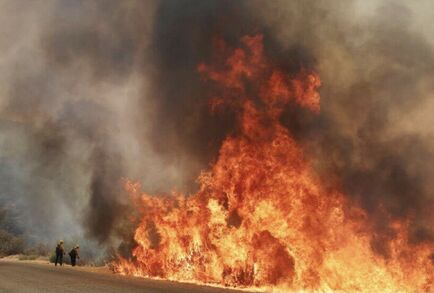سببها البرق حرائق الغابات تلتهم مساحات شاسعة في ولاية كاليفورنيا مع عمليات إخلاء للسكان