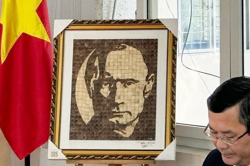 صانع تحف فيتنامي يهدي بوتين بورتريه فريدا من نوعه