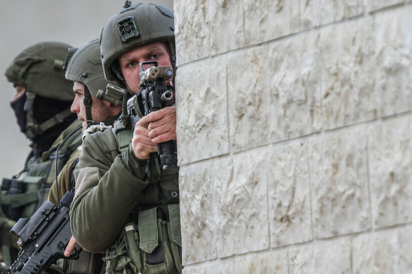 اشتباكات في نابلس والقوات الإسرائيلية تعتقل فلسطينيا